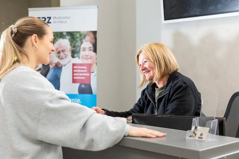 Empfang im Physio Zentrum Fellbach – Patientin wird begrüßt